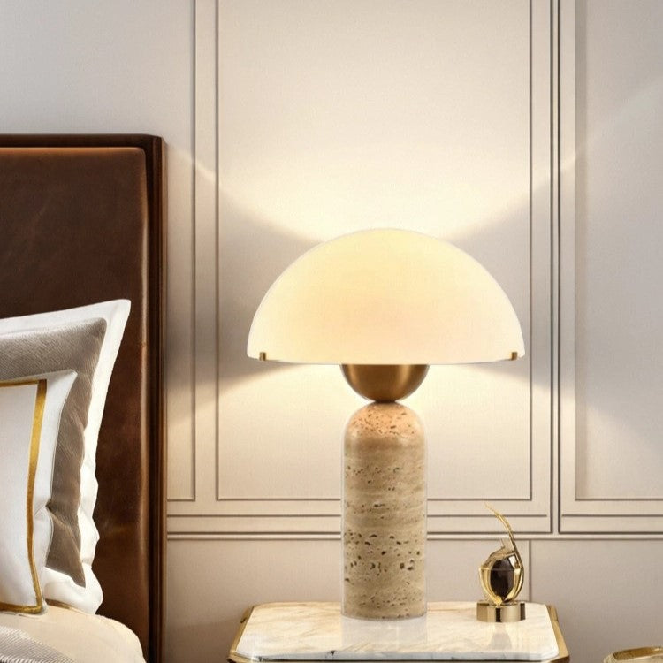 Lampe de table contemporaine scandinave en travertin, marbre, verre et résine avec dôme cylindrique à 1 lumière pour chevet 