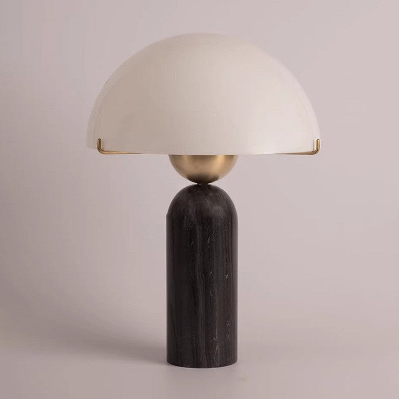 Lampe de table contemporaine scandinave en travertin, marbre, verre et résine avec dôme cylindrique à 1 lumière pour chevet 