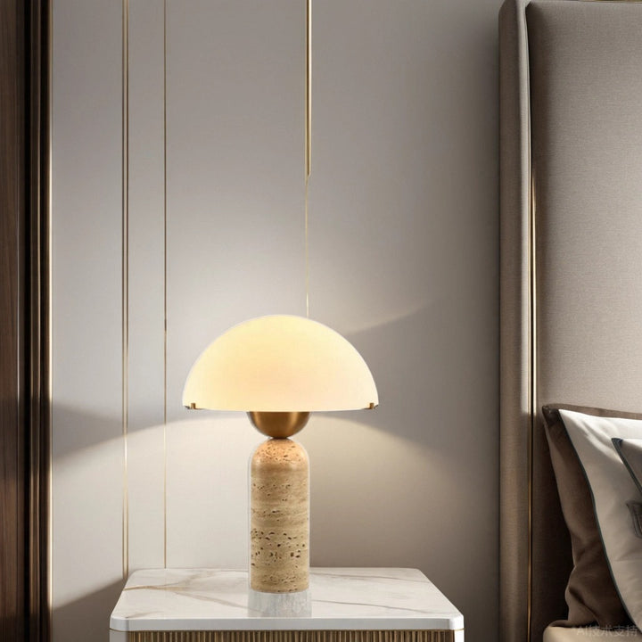 Lampe de table contemporaine scandinave en travertin, marbre, verre et résine avec dôme cylindrique à 1 lumière pour chevet 