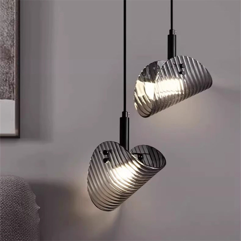 Suspension LED en verre rayé incurvé scandinave contemporain pour chevet 