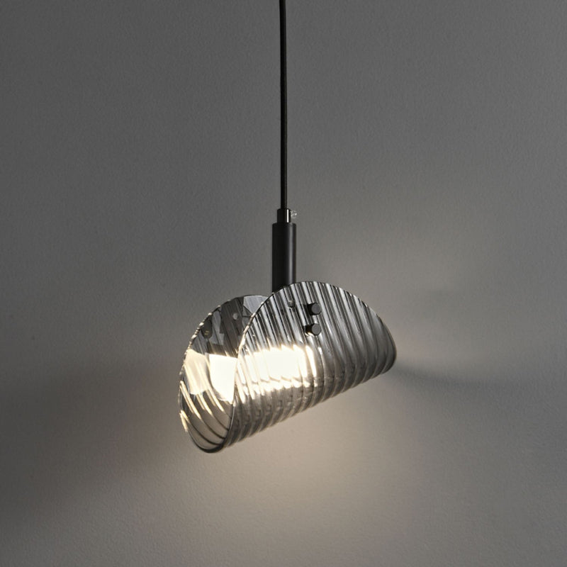 Suspension LED en verre rayé incurvé scandinave contemporain pour chevet 