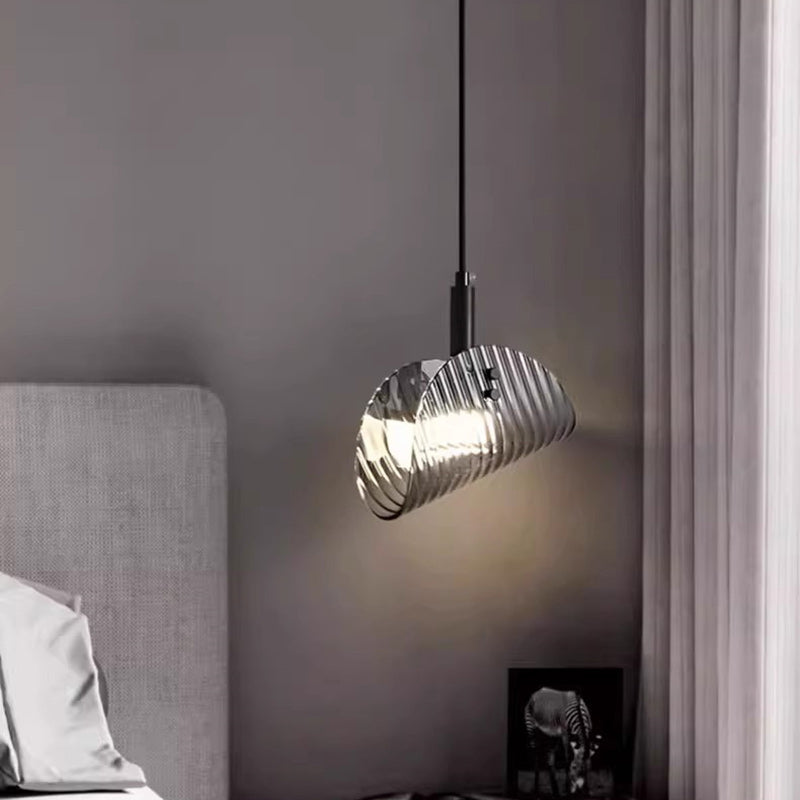 Suspension LED en verre rayé incurvé scandinave contemporain pour chevet 