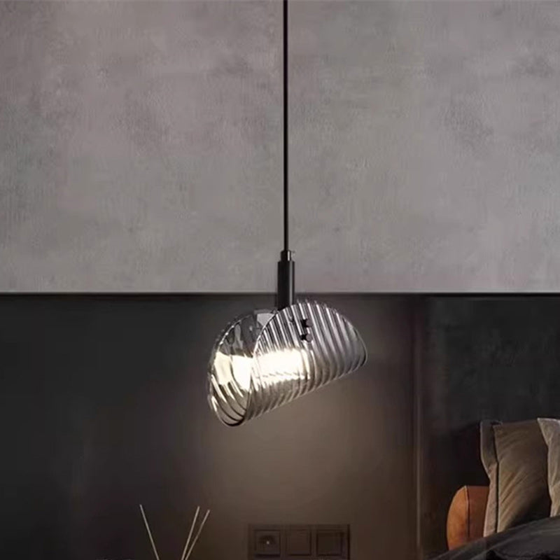 Suspension LED en verre rayé incurvé scandinave contemporain pour chevet 