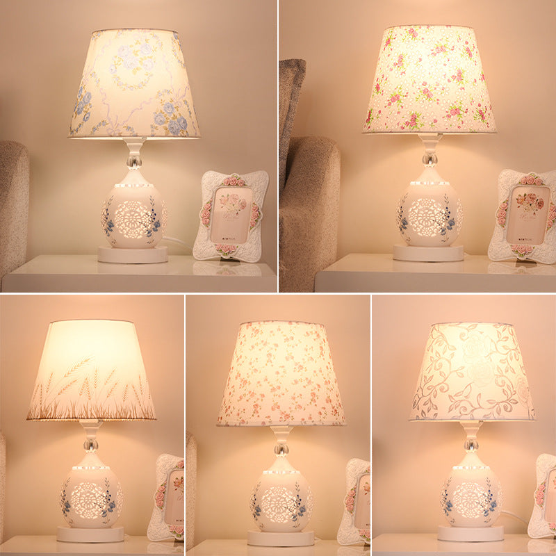 Lampe de table contemporaine nordique en céramique avec motif de squelette de fleurs en cylindre de tissu à 1 lumière pour chevet 
