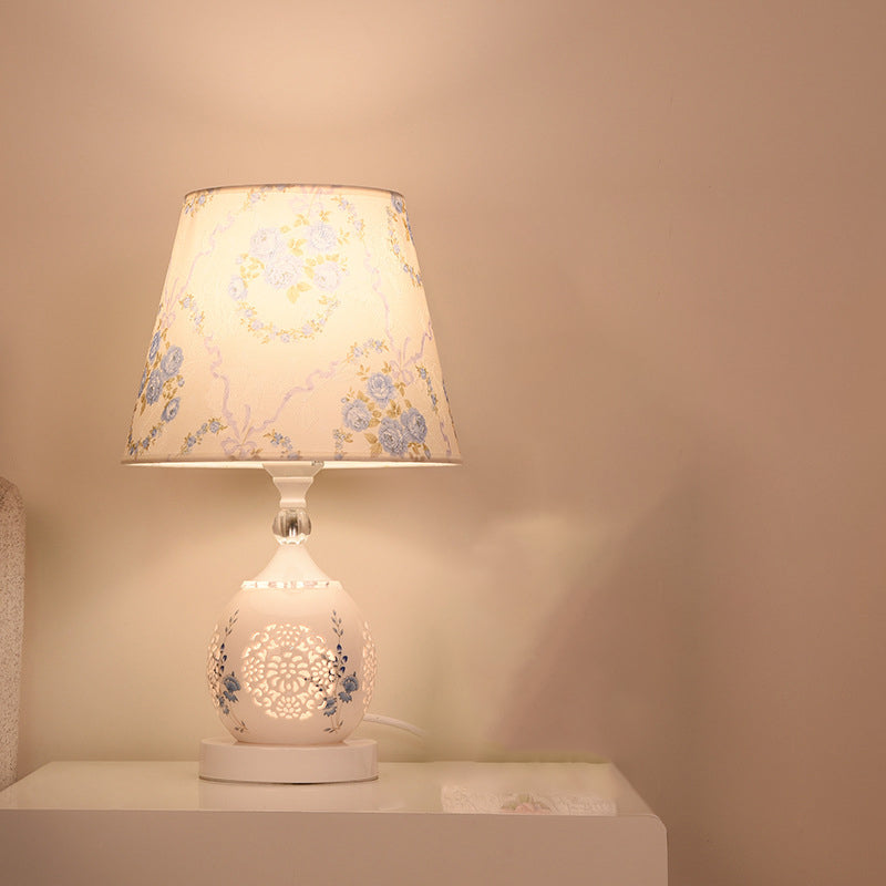 Lampe de table contemporaine nordique en céramique avec motif de squelette de fleurs en cylindre de tissu à 1 lumière pour chevet 