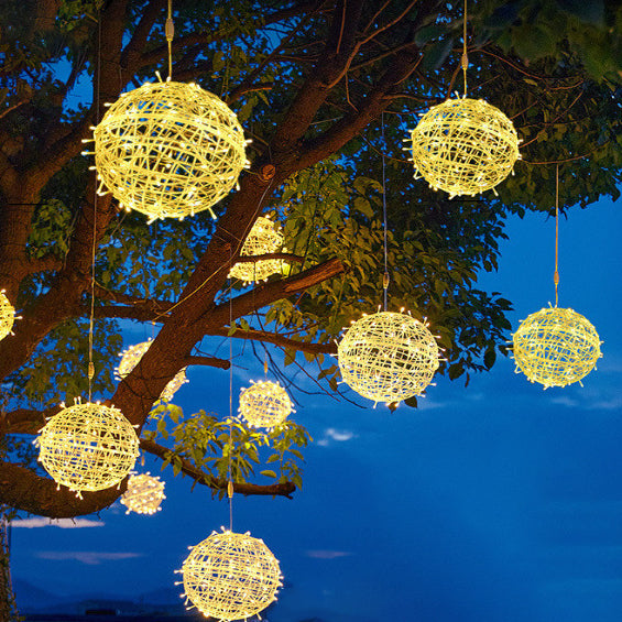 Moderne Art Deco Solar Wasserdichte Geflechtkugel Hängende PVC Kunststoff LED Außenleuchte Landschaftsbeleuchtung für den Garten 