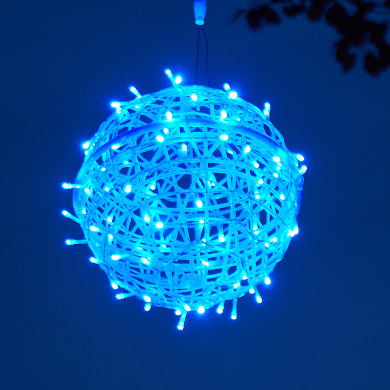 Moderne Art Deco Solar Wasserdichte Geflechtkugel Hängende PVC Kunststoff LED Außenleuchte Landschaftsbeleuchtung für den Garten 