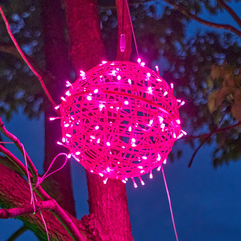 Moderne Art Deco Solar Wasserdichte Geflechtkugel Hängende PVC Kunststoff LED Außenleuchte Landschaftsbeleuchtung für den Garten 