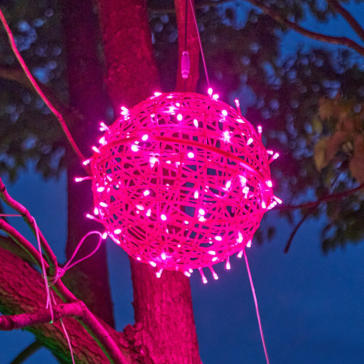 Moderne Art Deco Solar Wasserdichte Geflechtkugel Hängende PVC Kunststoff LED Außenleuchte Landschaftsbeleuchtung für den Garten 