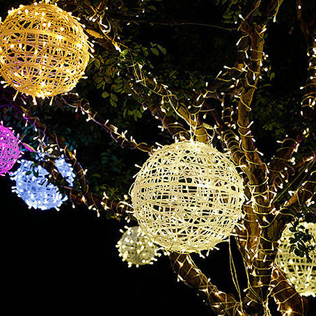 Moderne Art Deco Solar Wasserdichte Geflechtkugel Hängende PVC Kunststoff LED Außenleuchte Landschaftsbeleuchtung für den Garten 