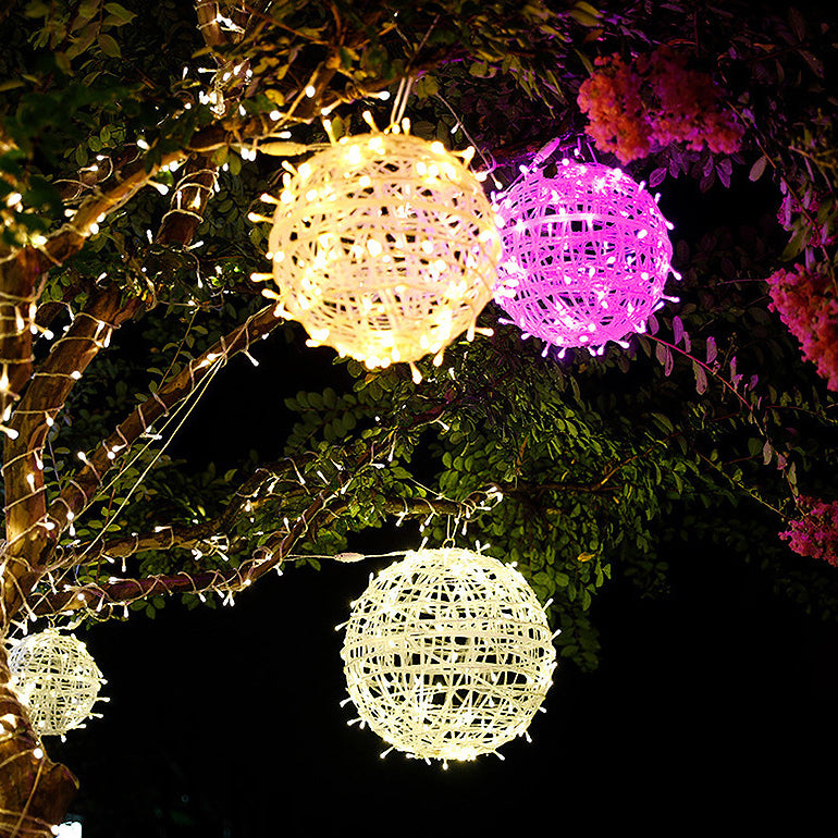 Moderne Art Deco Solar Wasserdichte Geflechtkugel Hängende PVC Kunststoff LED Außenleuchte Landschaftsbeleuchtung für den Garten 
