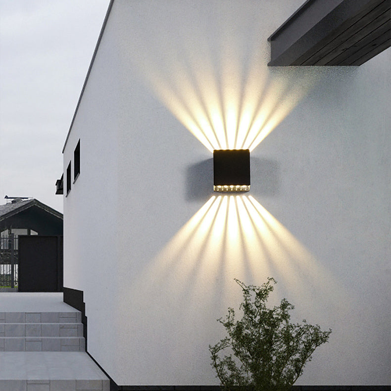 Moderne minimalistische wasserdichte Aluminium-Quadratwürfel-Lichtstrahl-LED-Wandleuchte für die Außenpatio 