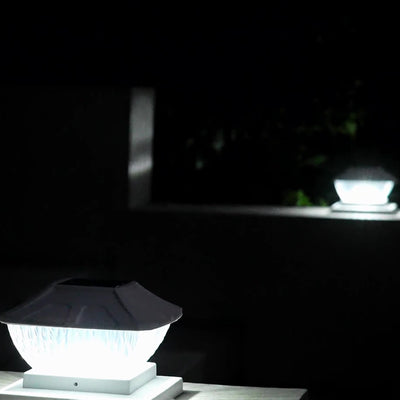 إضاءة خارجية LED بلاستيكية مقاومة للماء تعمل بالطاقة الشمسية بتصميم بسيط وحديث لإضاءة المناظر الطبيعية في الفناء الخارجي 