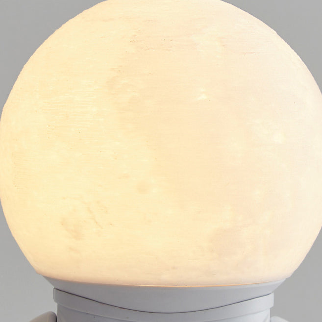 مصباح طاولة LED قابل لإعادة الشحن للأطفال بتصميم رائد فضاء ABS PS عصري وإبداعي لإضاءة ليلية لغرفة النوم 