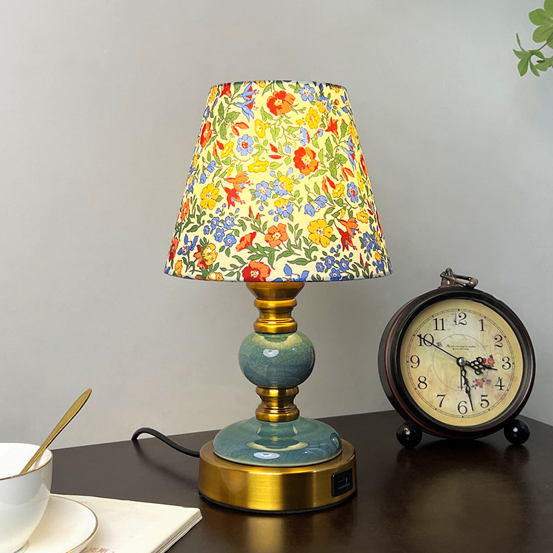 Traditionelle französische Stoff-Keramiklegierung Zylinder Blume Crackle Säule 1-Licht Tischlampe für das Nachttisch 