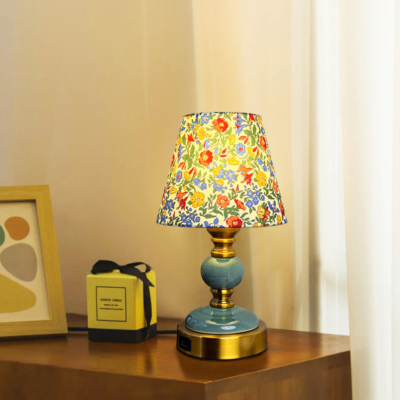 Traditionelle französische Stoff-Keramiklegierung Zylinder Blume Crackle Säule 1-Licht Tischlampe für das Nachttisch 