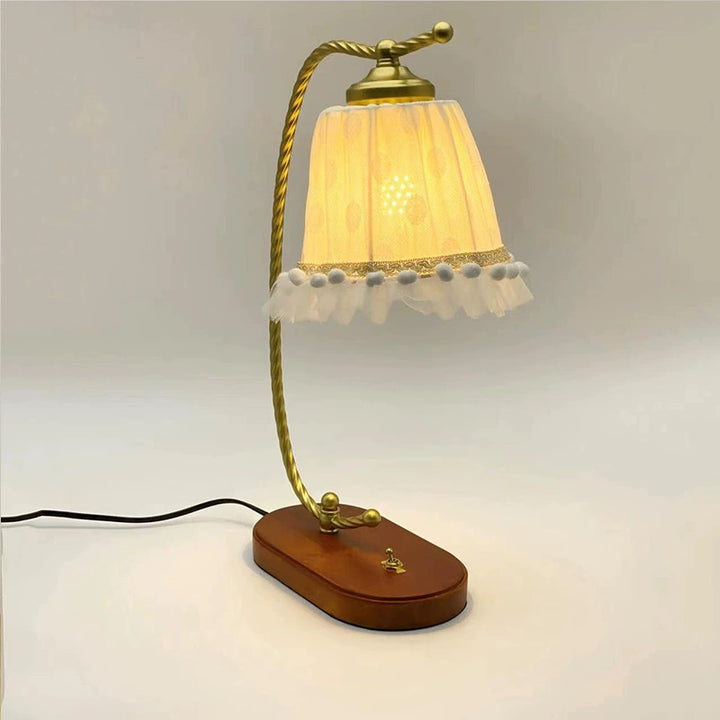 Traditionelle französische Stoff-Metall-Holz-Spitze Kegelförmige 1-Licht Tischlampe für den Nachttisch 