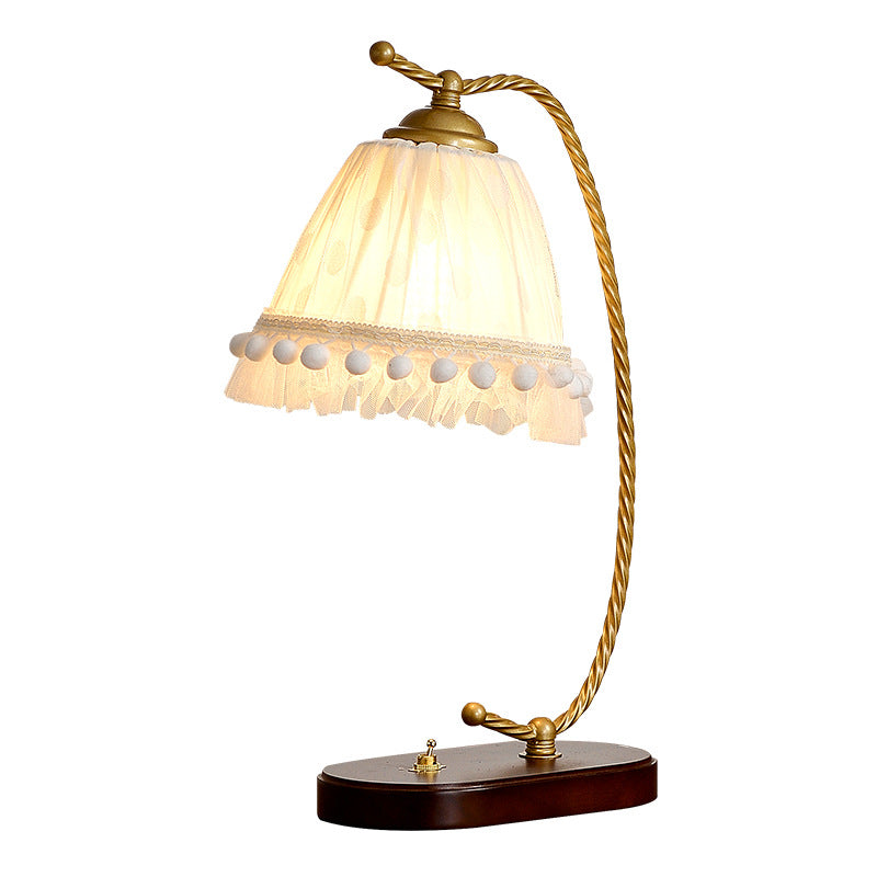 Traditionelle französische Stoff-Metall-Holz-Spitze Kegelförmige 1-Licht Tischlampe für den Nachttisch 