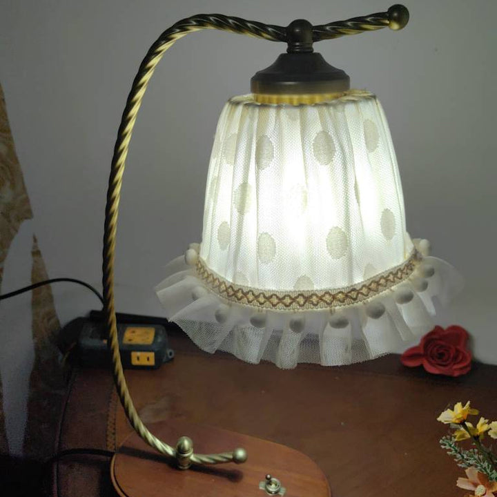 Traditionelle französische Stoff-Metall-Holz-Spitze Kegelförmige 1-Licht Tischlampe für den Nachttisch 