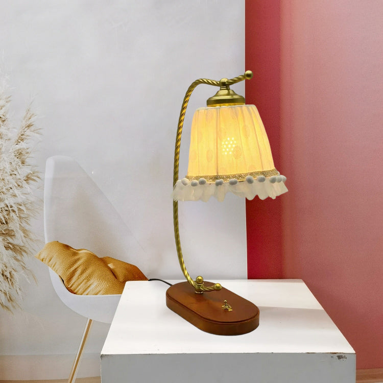 Traditionelle französische Stoff-Metall-Holz-Spitze Kegelförmige 1-Licht Tischlampe für den Nachttisch 