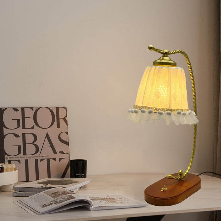 Traditionelle französische Stoff-Metall-Holz-Spitze Kegelförmige 1-Licht Tischlampe für den Nachttisch 