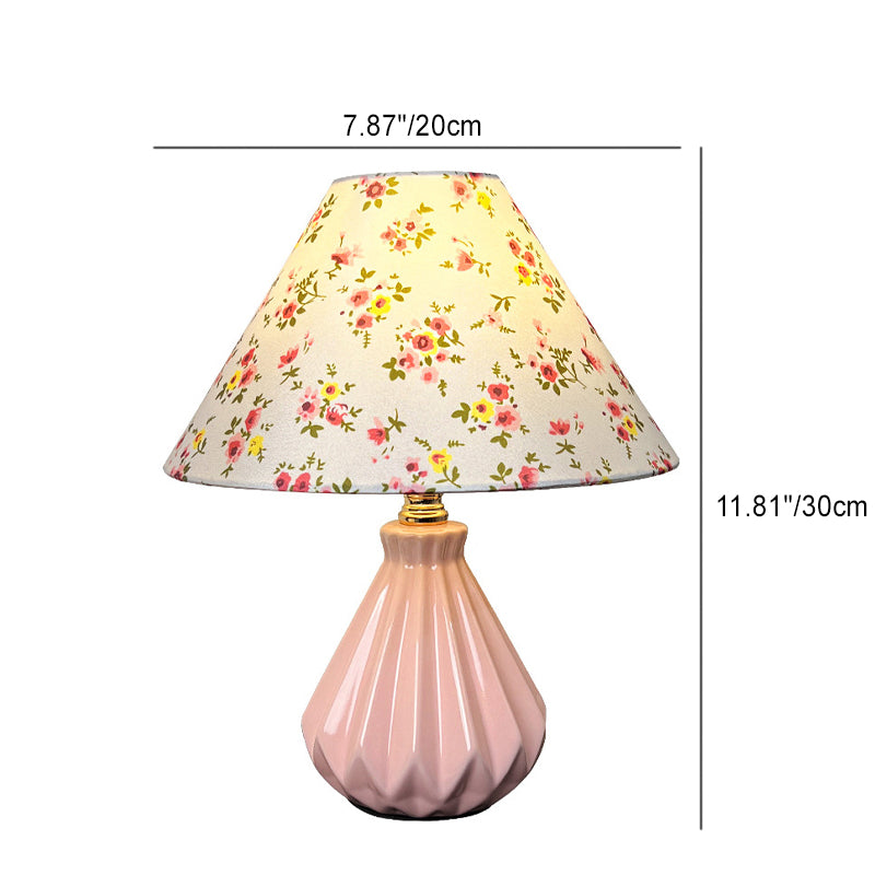 Traditionelle französische Stoffkeramikblumen-Kegelform 1-Licht Tischlampe für das Nachttisch 