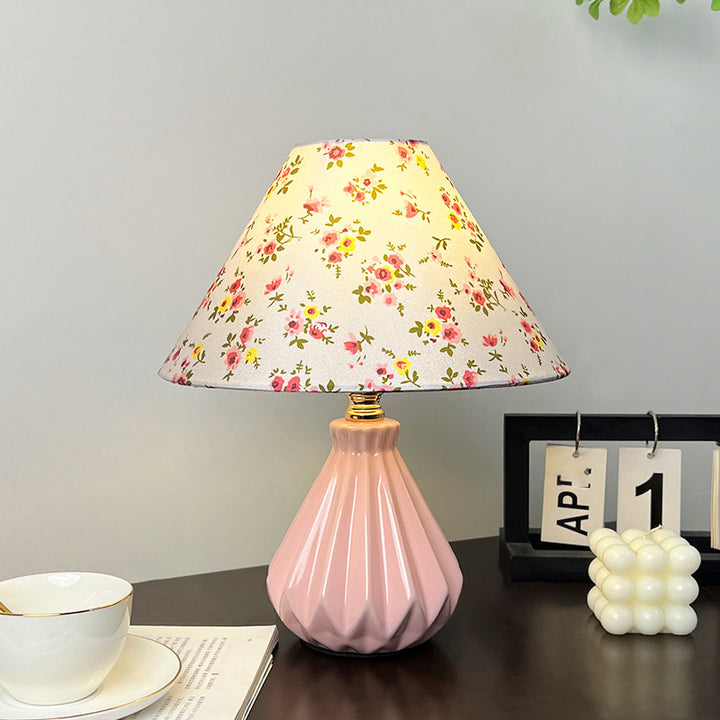 Lámpara de mesa de 1 luz con flor cónica de cerámica de tela francesa tradicional para mesita de noche 