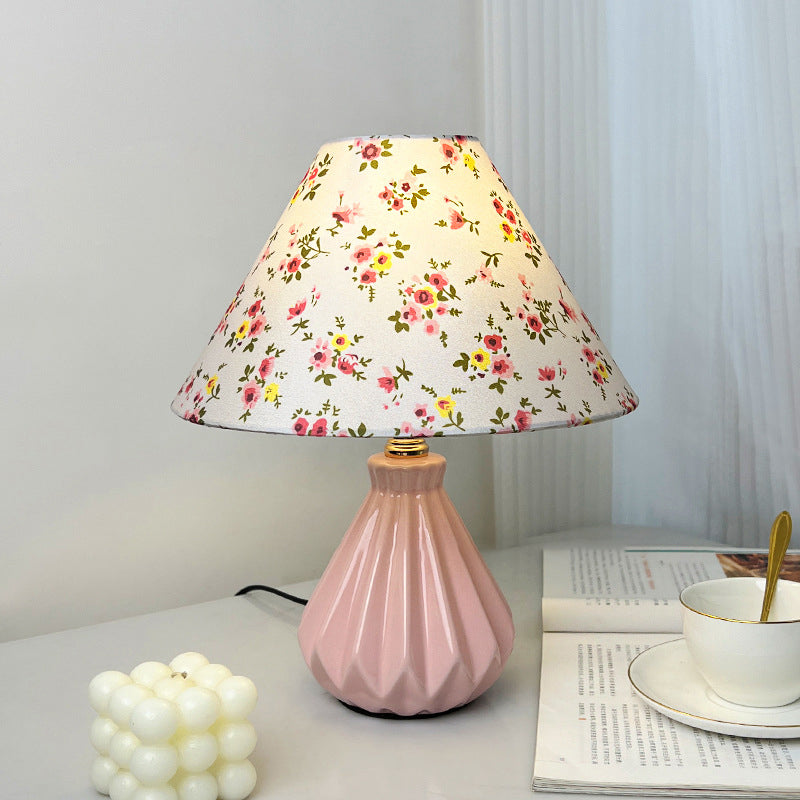 Traditionelle französische Stoffkeramikblumen-Kegelform 1-Licht Tischlampe für das Nachttisch 