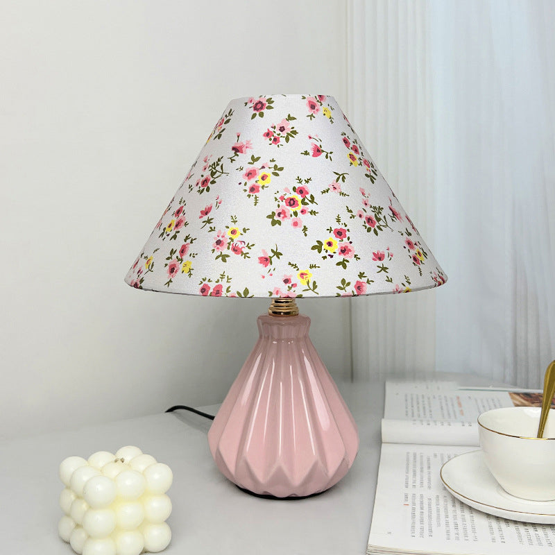 Traditionelle französische Stoffkeramikblumen-Kegelform 1-Licht Tischlampe für das Nachttisch 