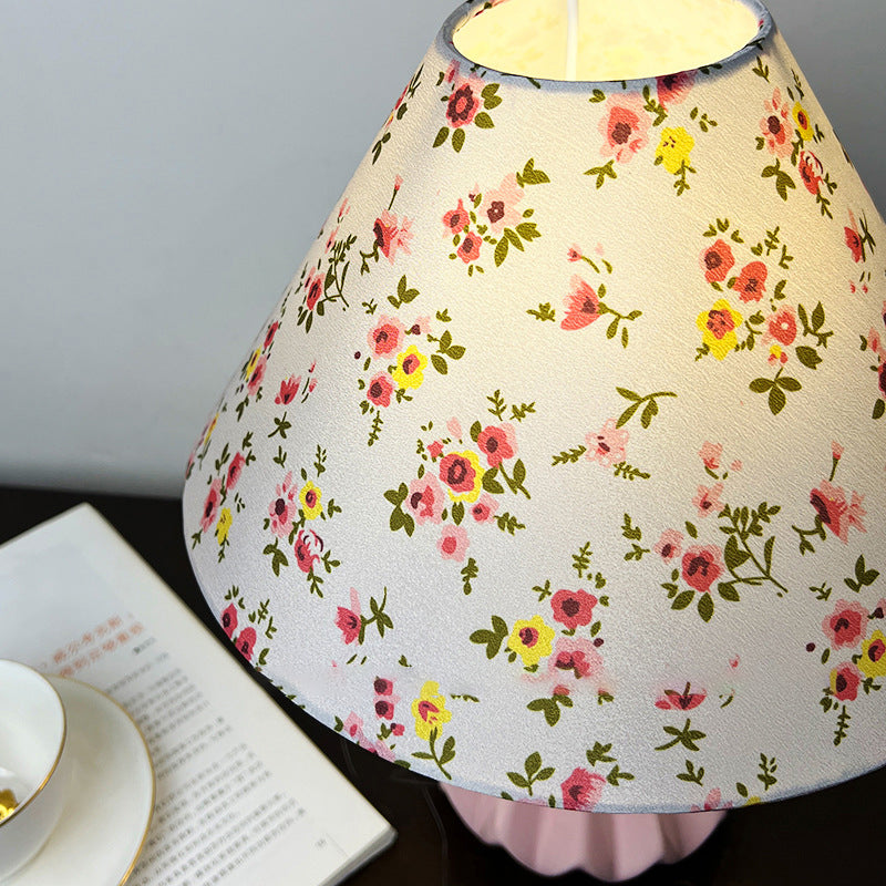 Traditionelle französische Stoffkeramikblumen-Kegelform 1-Licht Tischlampe für das Nachttisch 