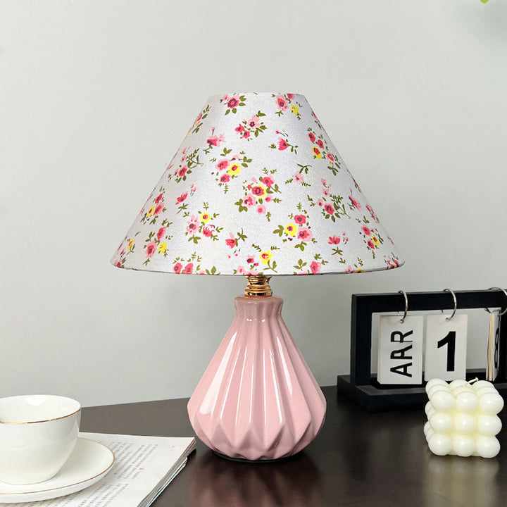 Lámpara de mesa de 1 luz con flor cónica de cerámica de tela francesa tradicional para mesita de noche 