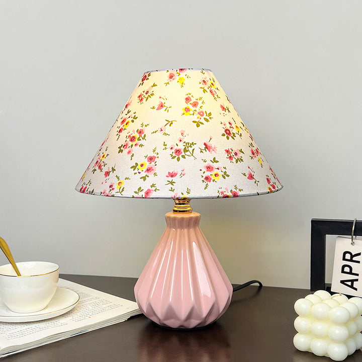 Lámpara de mesa de 1 luz con flor cónica de cerámica de tela francesa tradicional para mesita de noche 