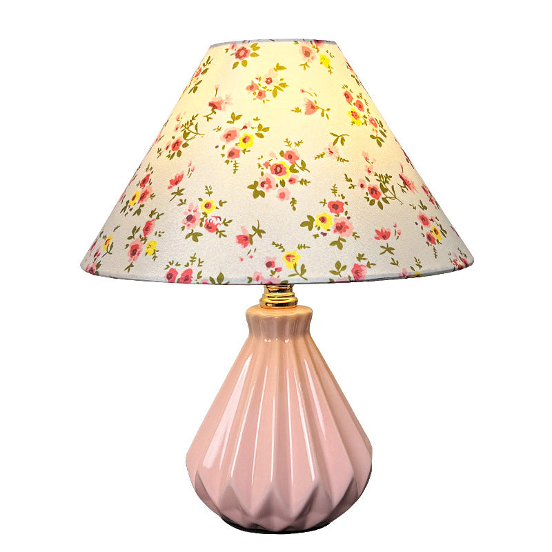 Traditionelle französische Stoffkeramikblumen-Kegelform 1-Licht Tischlampe für das Nachttisch 
