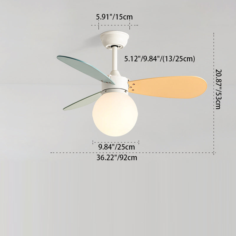 Zeitgenössischer nordischer Holz-Eisen-Acryl-Ball 1-Licht-Deckenventilator mit Abwärtsstangen für das Schlafzimmer 