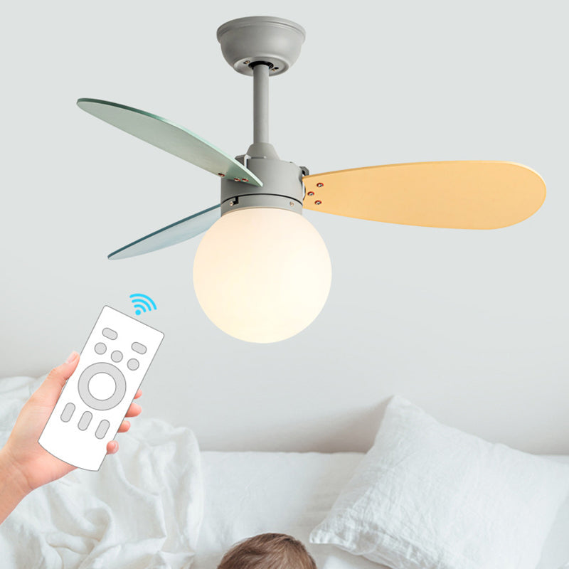 Zeitgenössischer nordischer Holz-Eisen-Acryl-Ball 1-Licht-Deckenventilator mit Abwärtsstangen für das Schlafzimmer 