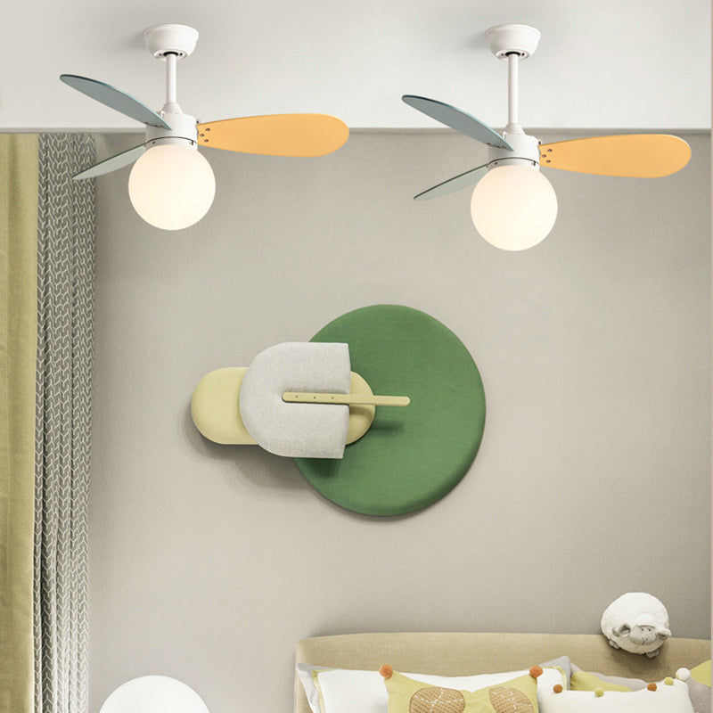 Zeitgenössischer nordischer Holz-Eisen-Acryl-Ball 1-Licht-Deckenventilator mit Abwärtsstangen für das Schlafzimmer 