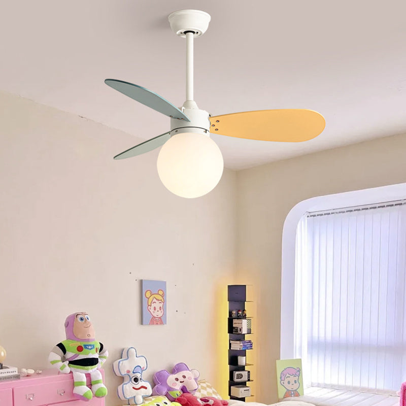 Zeitgenössischer nordischer Holz-Eisen-Acryl-Ball 1-Licht-Deckenventilator mit Abwärtsstangen für das Schlafzimmer 