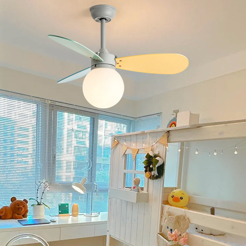 Zeitgenössischer nordischer Holz-Eisen-Acryl-Ball 1-Licht-Deckenventilator mit Abwärtsstangen für das Schlafzimmer 