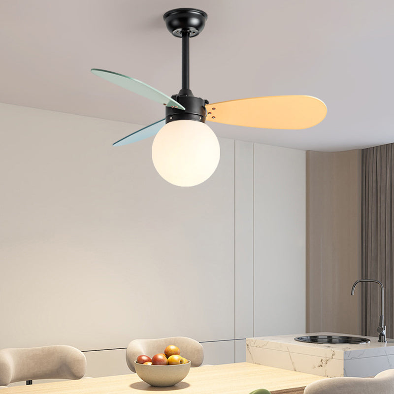 Zeitgenössischer nordischer Holz-Eisen-Acryl-Ball 1-Licht-Deckenventilator mit Abwärtsstangen für das Schlafzimmer 