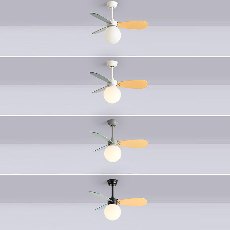 Zeitgenössischer nordischer Holz-Eisen-Acryl-Ball 1-Licht-Deckenventilator mit Abwärtsstangen für das Schlafzimmer 