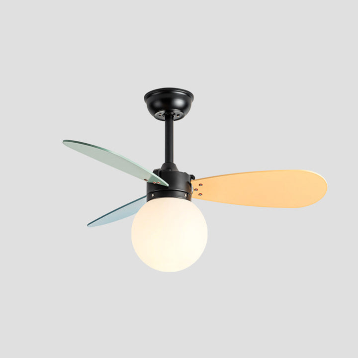 Zeitgenössischer nordischer Holz-Eisen-Acryl-Ball 1-Licht-Deckenventilator mit Abwärtsstangen für das Schlafzimmer 