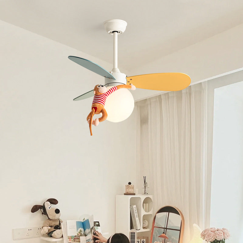 Zeitgenössischer nordischer Holz-Eisen-Acryl-Ball 1-Licht-Deckenventilator mit Abwärtsstangen für das Schlafzimmer 