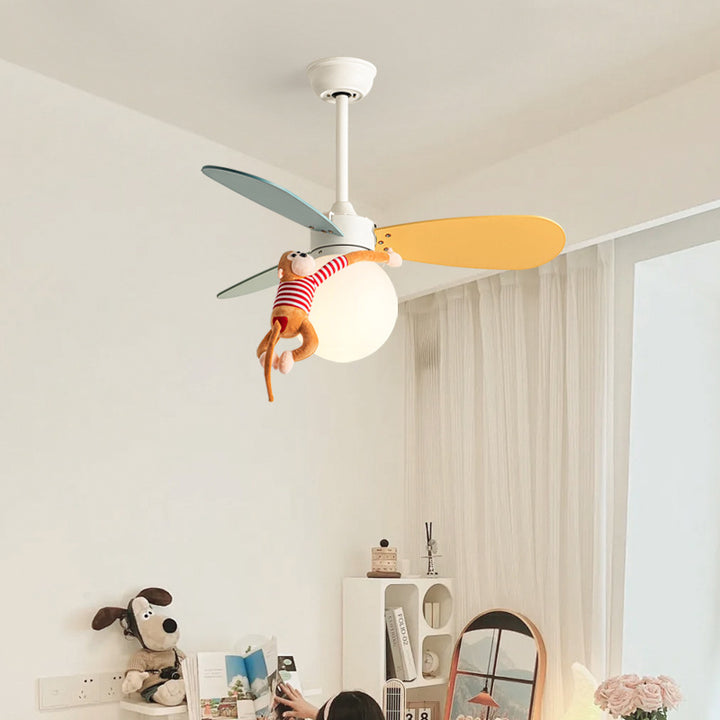 Zeitgenössischer nordischer Holz-Eisen-Acryl-Ball 1-Licht-Deckenventilator mit Abwärtsstangen für das Schlafzimmer 