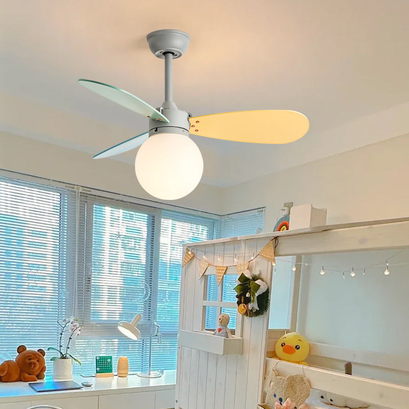 Zeitgenössischer nordischer Holz-Eisen-Acryl-Ball 1-Licht-Deckenventilator mit Abwärtsstangen für das Schlafzimmer 