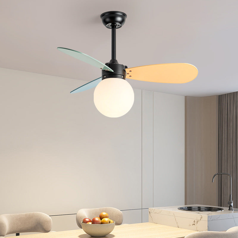 Zeitgenössischer nordischer Holz-Eisen-Acryl-Ball 1-Licht-Deckenventilator mit Abwärtsstangen für das Schlafzimmer 