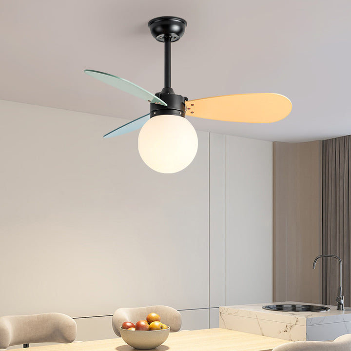 Zeitgenössischer nordischer Holz-Eisen-Acryl-Ball 1-Licht-Deckenventilator mit Abwärtsstangen für das Schlafzimmer 