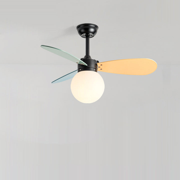 Zeitgenössischer nordischer Holz-Eisen-Acryl-Ball 1-Licht-Deckenventilator mit Abwärtsstangen für das Schlafzimmer 