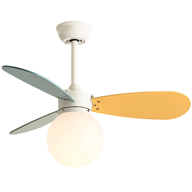 Zeitgenössischer nordischer Holz-Eisen-Acryl-Ball 1-Licht-Deckenventilator mit Abwärtsstangen für das Schlafzimmer 