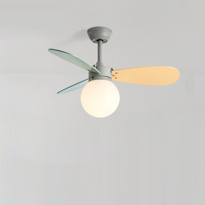 Zeitgenössischer nordischer Holz-Eisen-Acryl-Ball 1-Licht-Deckenventilator mit Abwärtsstangen für das Schlafzimmer 