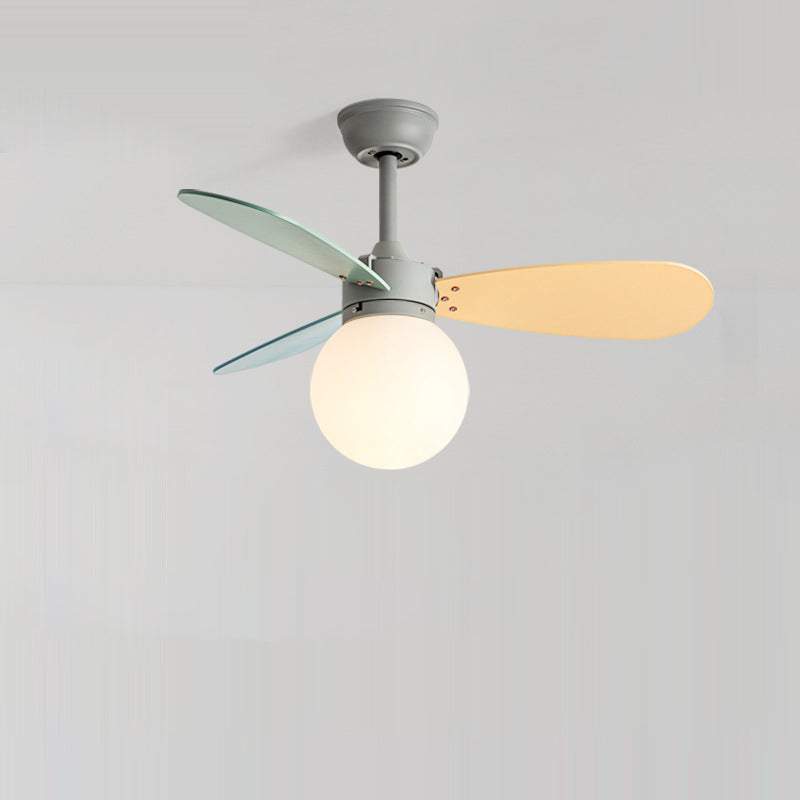Zeitgenössischer nordischer Holz-Eisen-Acryl-Ball 1-Licht-Deckenventilator mit Abwärtsstangen für das Schlafzimmer 